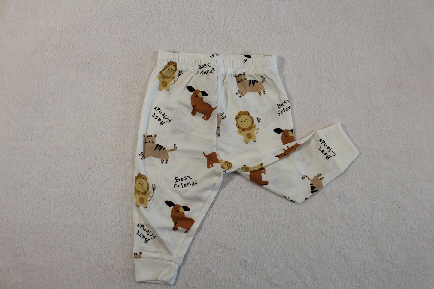 68/74 süßer Zweiteiler für Babys featuring soft white fabric with cute animal prints including lions, dogs, and tigers, ideal for comfortable everyday wear.