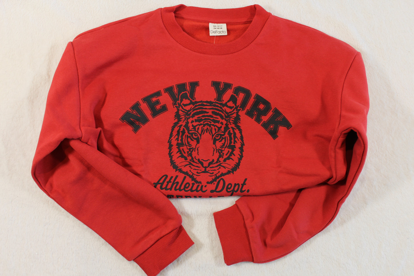 Red pullover with black tiger graphic and "New York" text, featuring a cropped style and long sleeves in the 140/146 Tiger Style Pullover design.