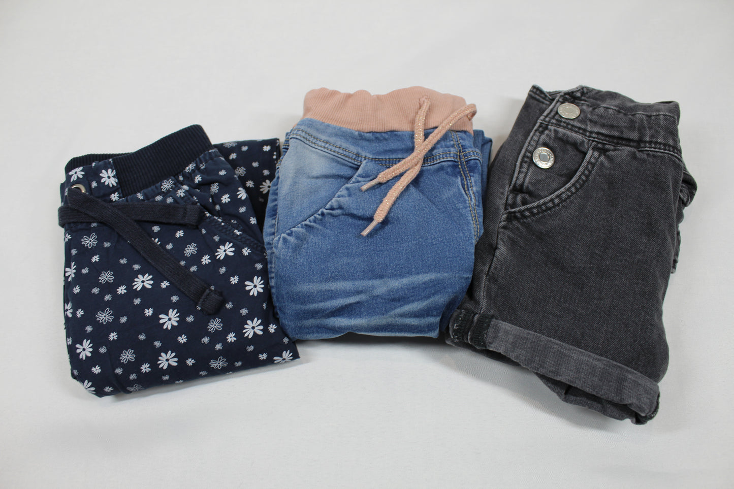 Set Drei Stylische Hosen Jeans kurz Stoff Mädchen 92/98