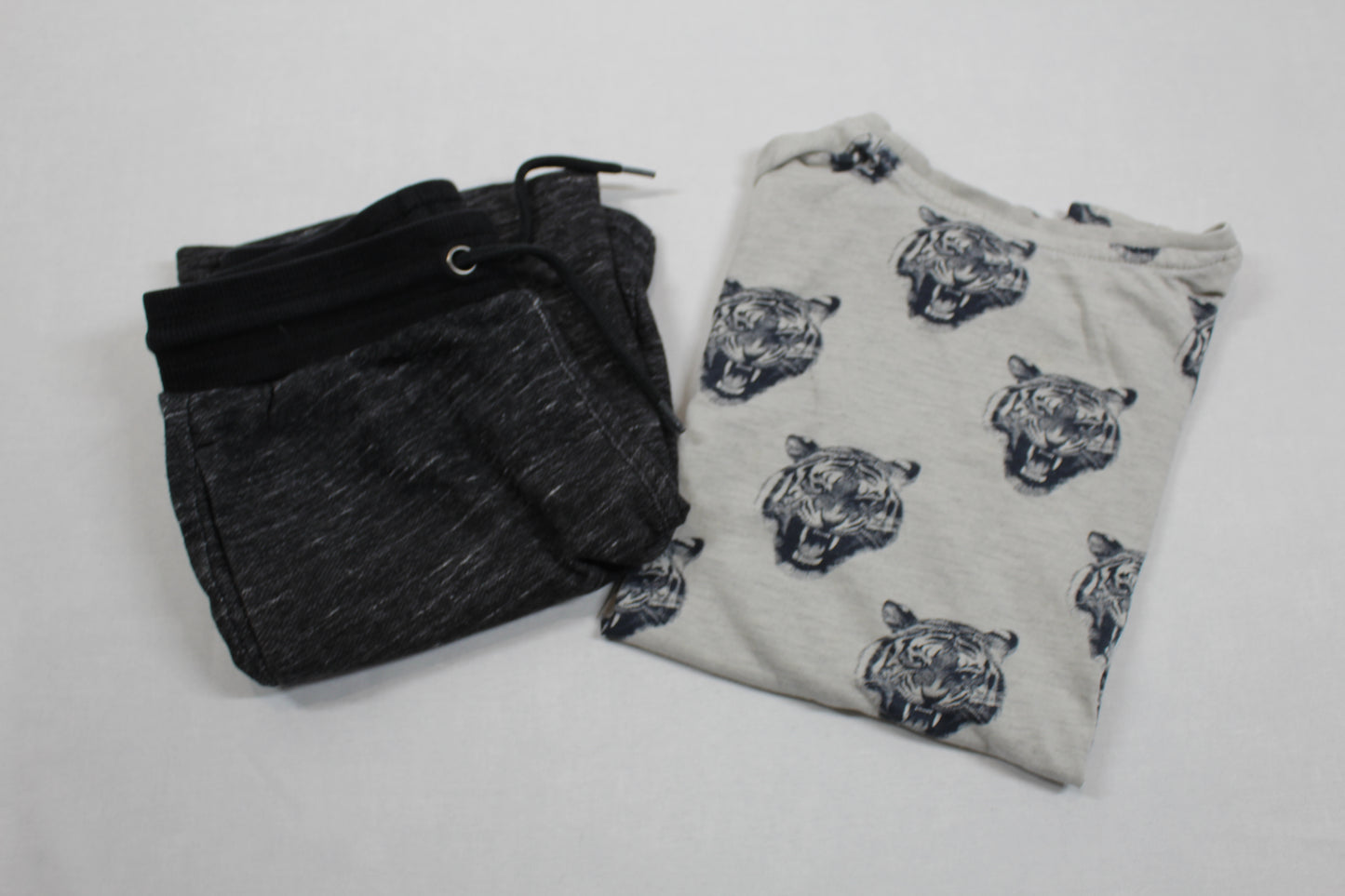 Set Kurze Hose Grau Schwarz T-Shirt Hellgrau Motiv Jungs 122/128