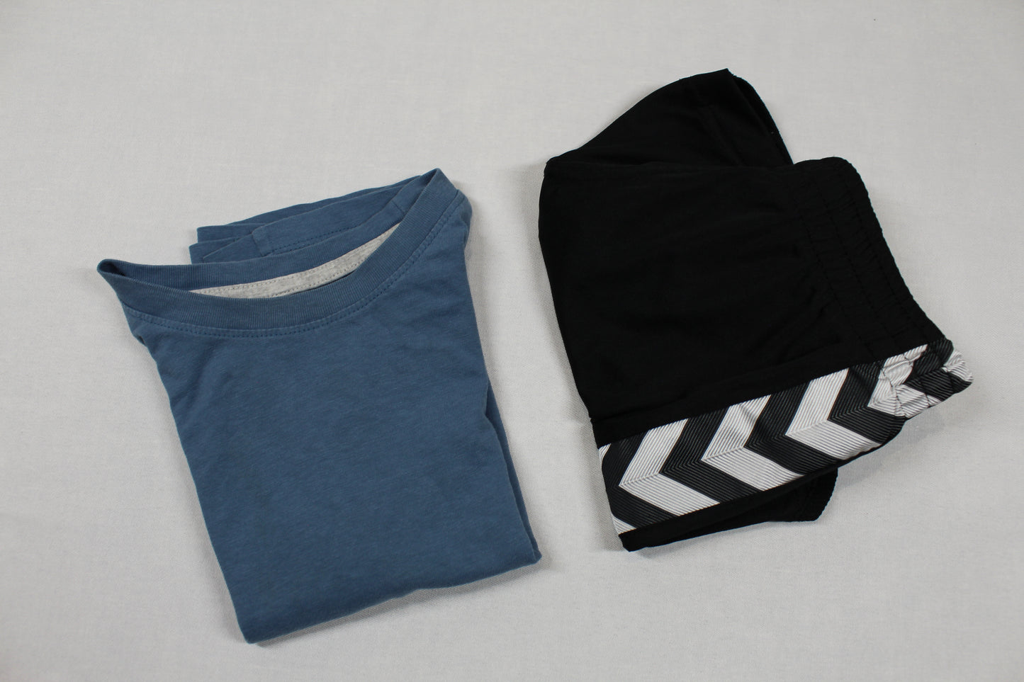 Set Uni T-Shirt Blau Schwarze kurze Hose Jungs 98/104