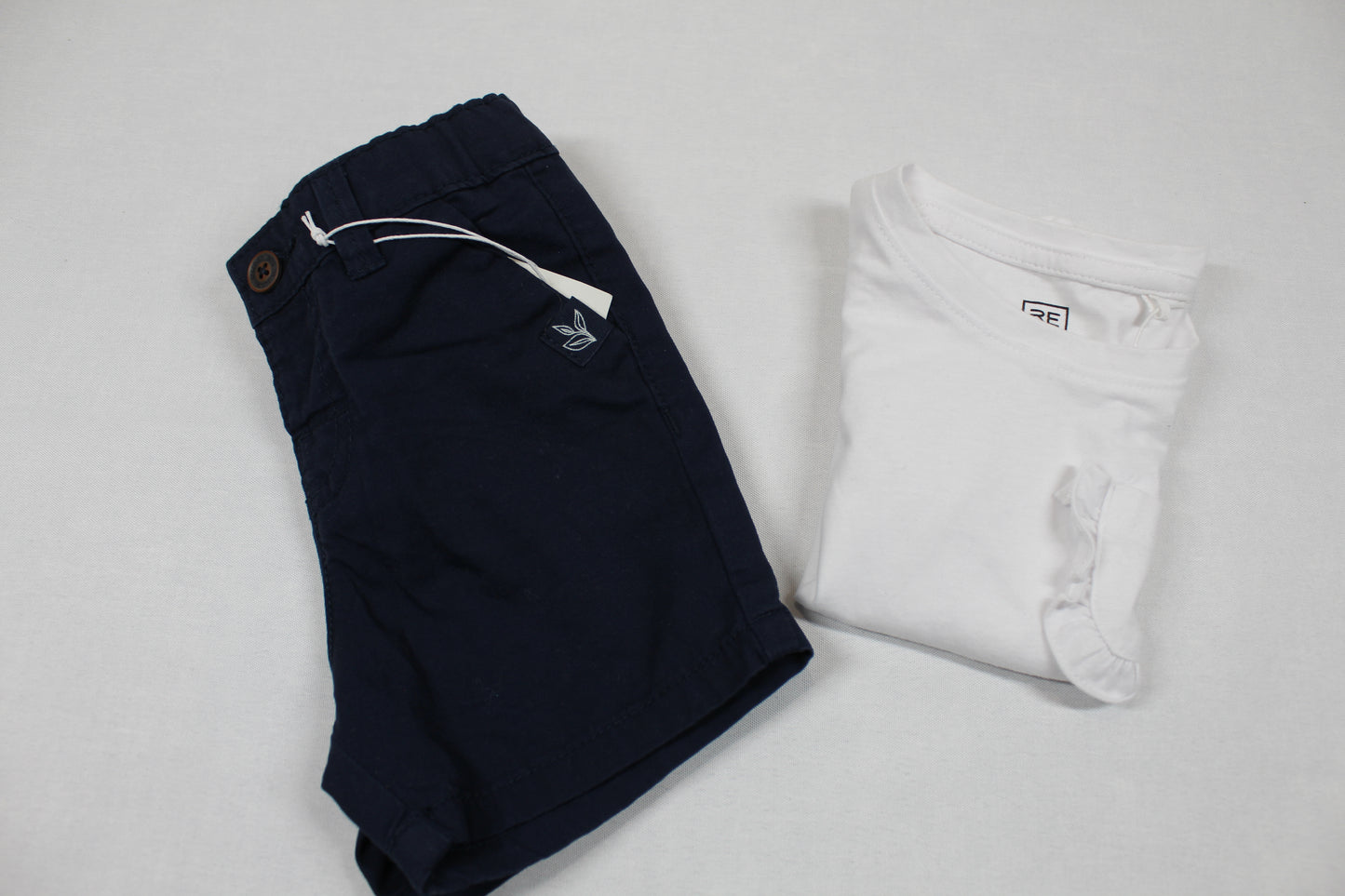 Set weißes T-Shirt kurze dunkelblaue Hose Mädchen A-Ware Sommerware 74/80