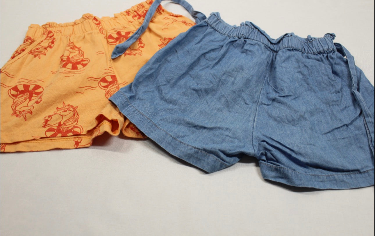 Mädchen kurze Hosen