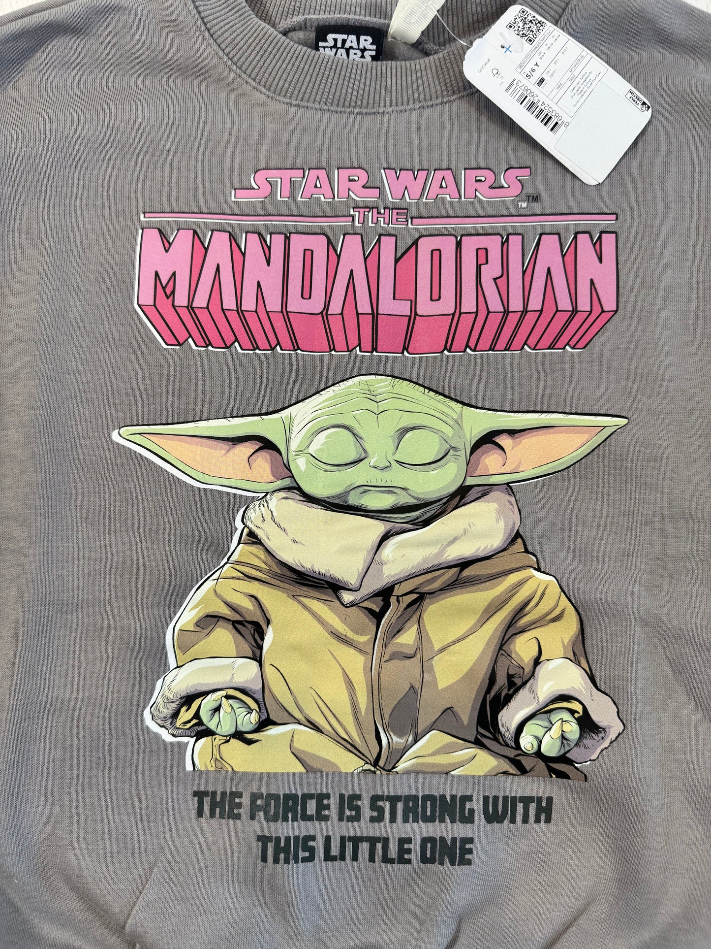 110/116 Star Wars Pullover featuring a graphic of a meditating Baby Yoda from The Mandalorian in green and beige tones on a gray fabric background.