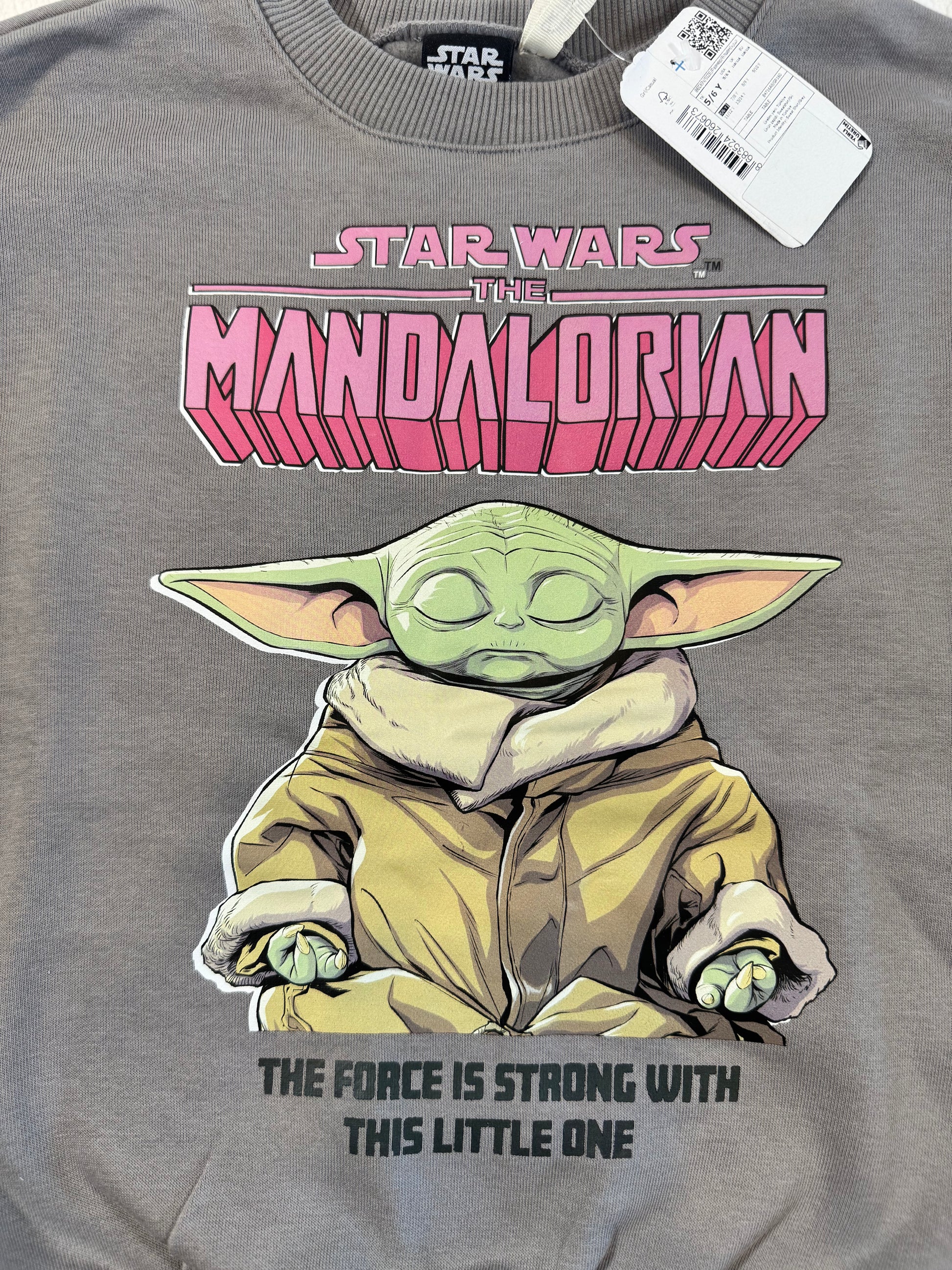 110/116 Star Wars Pullover featuring a graphic of a meditating Baby Yoda from The Mandalorian in green and beige tones on a gray fabric background.