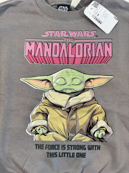 110/116 Star Wars Pullover featuring a graphic of a meditating Baby Yoda from The Mandalorian in green and beige tones on a gray fabric background.