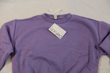 110/116 schöner Uni Pullover in a soft purple color, laid flat showing its simple, comfortable design with a round neckline and long sleeves.