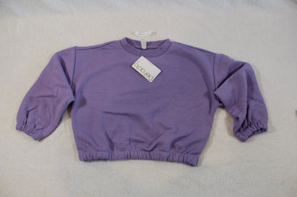 110/116 schöner Uni Pullover in soft purple with elastic cuffs and hem, laid flat on a light background, showcasing a casual and comfortable design.