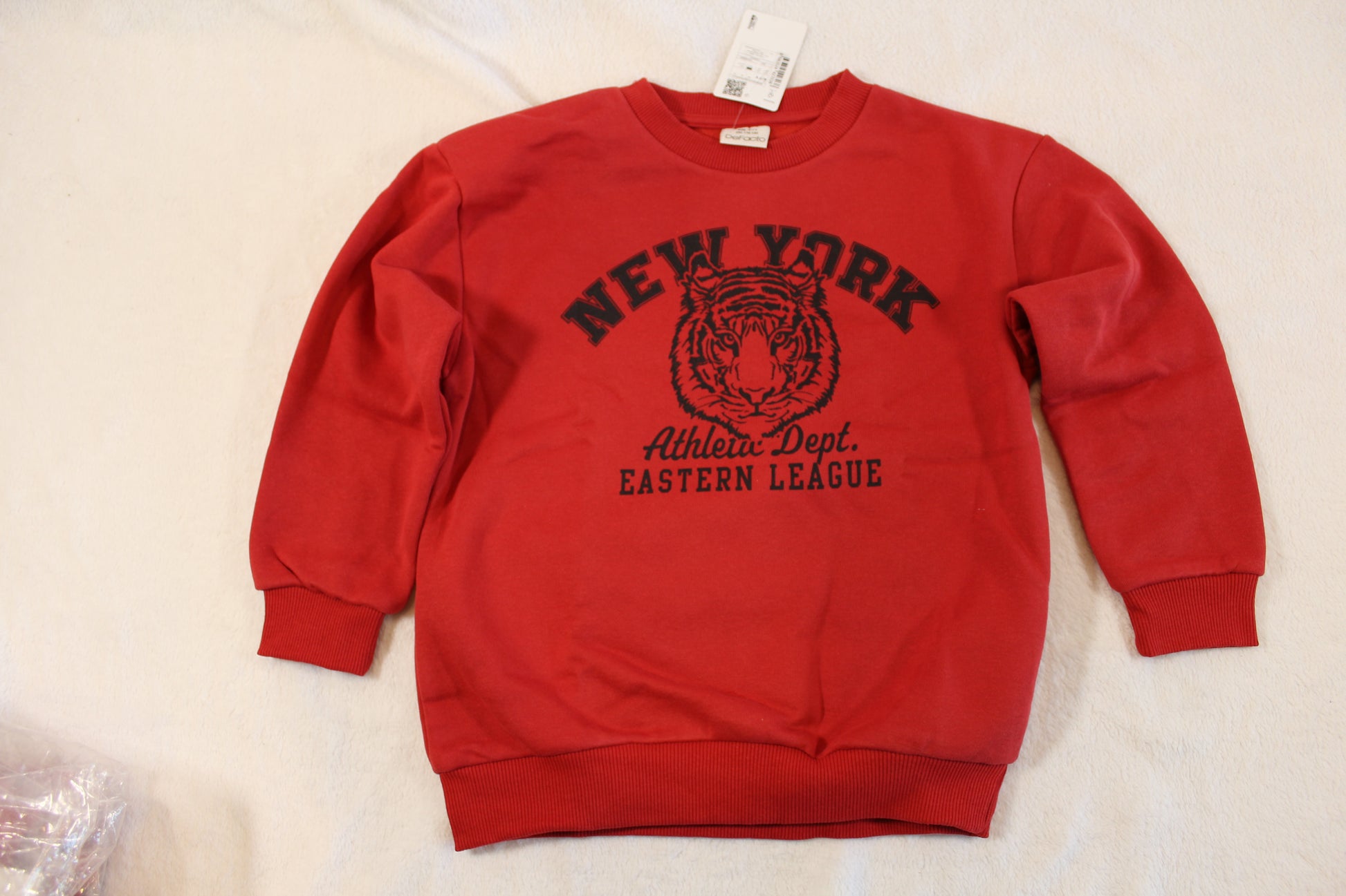 116/122 Roter Pullover mit tollem Druck featuring a bold tiger graphic and "NEW YORK" text, made from soft red fabric, ideal for stylish casual wear.