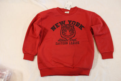 116/122 Roter Pullover mit tollem Druck featuring a bold tiger graphic and "NEW YORK" text, made from soft red fabric, ideal for stylish casual wear.