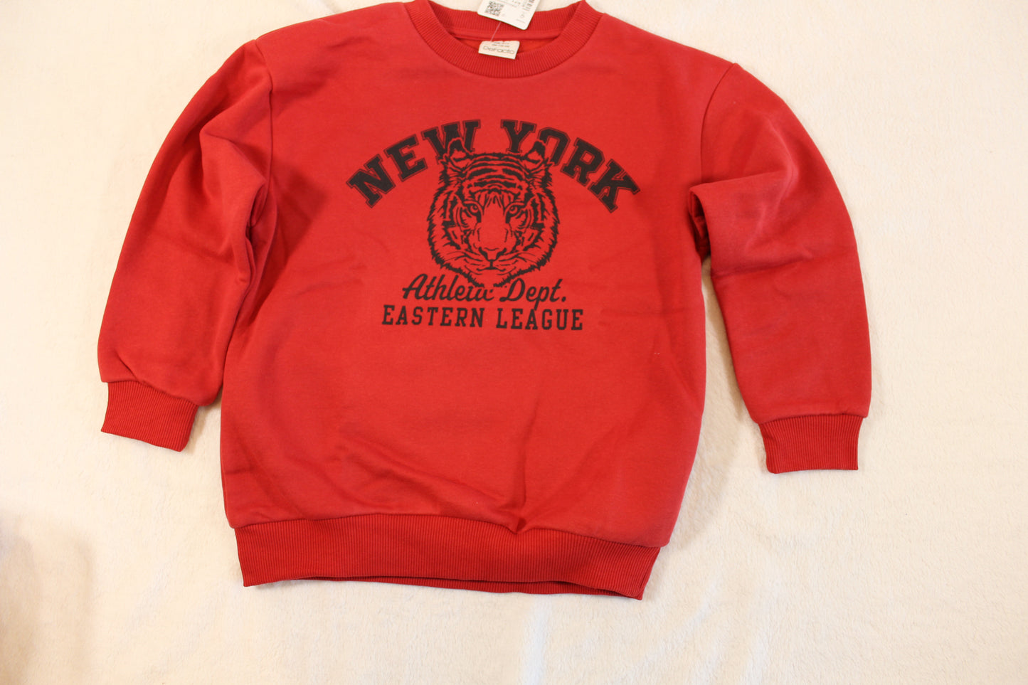 Red sweatshirt with a bold black graphic print featuring a tiger and the words New York, styled as an athletic varsity design, named 116/122 Roter Pullover mit tollem Druck.