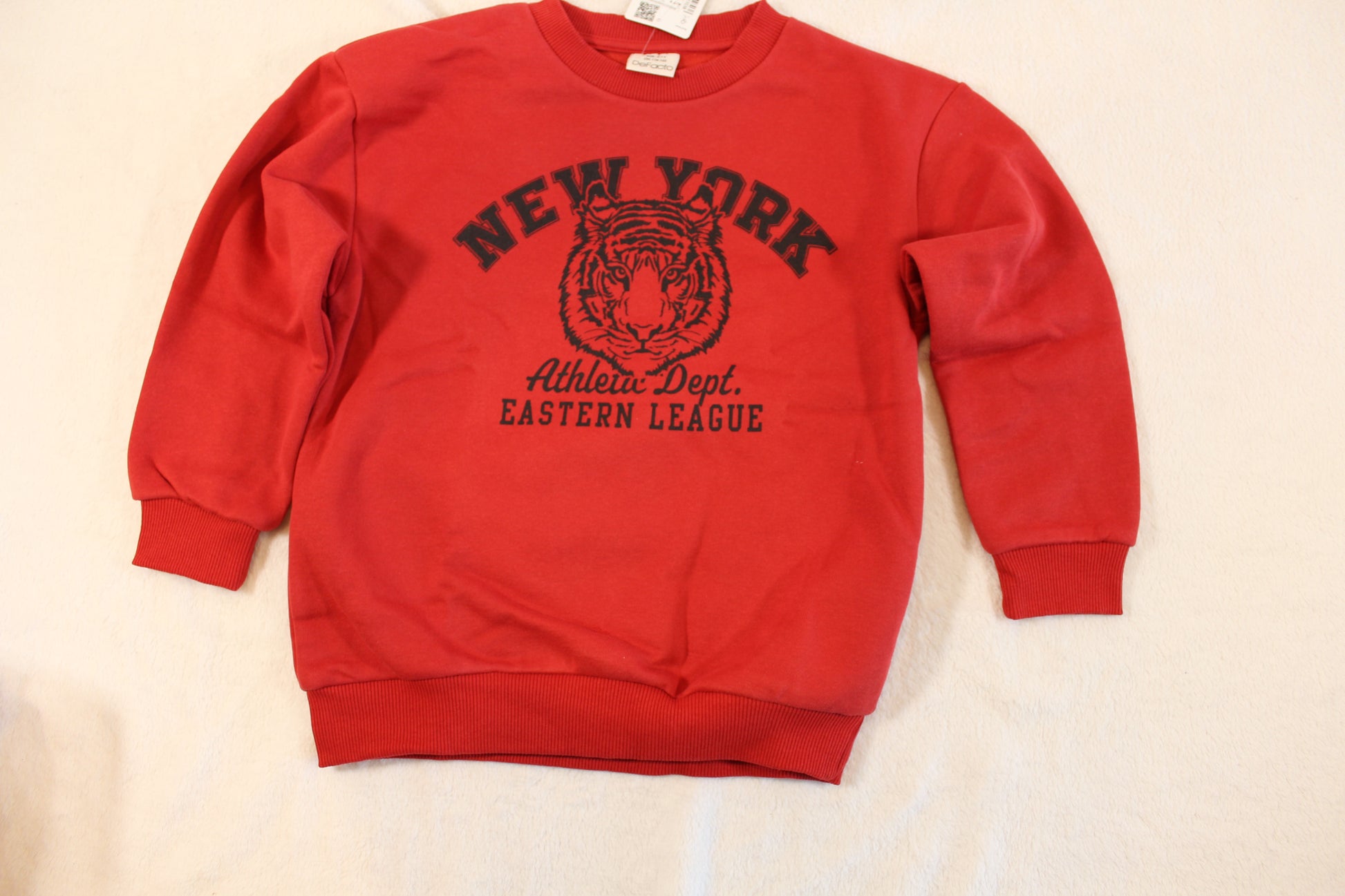 Red sweatshirt with a bold black graphic print featuring a tiger and the words New York, styled as an athletic varsity design, named 116/122 Roter Pullover mit tollem Druck.