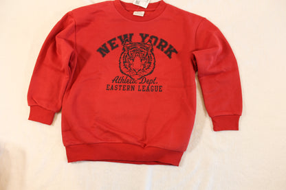 Red sweatshirt with a bold black graphic print featuring a tiger and the words New York, styled as an athletic varsity design, named 116/122 Roter Pullover mit tollem Druck.