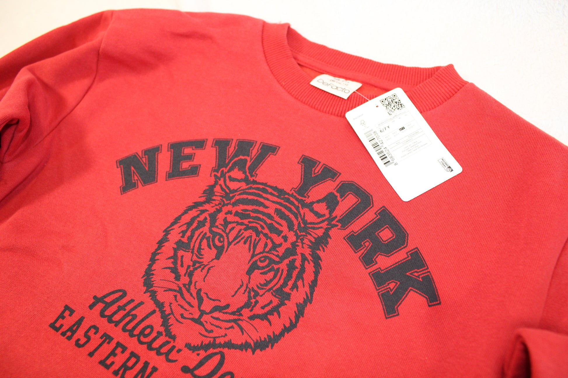 116/122 Roter Pullover mit tollem Druck featuring a bold tiger graphic and New York lettering on a red fabric, ideal for stylish Oberteile Hosen und Kleid and affordable secondhand fashion.