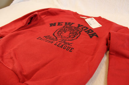 Red sweater with black printed tiger design and text "NEW YORK Athletic Dept. EASTERN LEAGUE" titled 116/122 Roter Pullover mit tollem Druck laid out on a light surface.