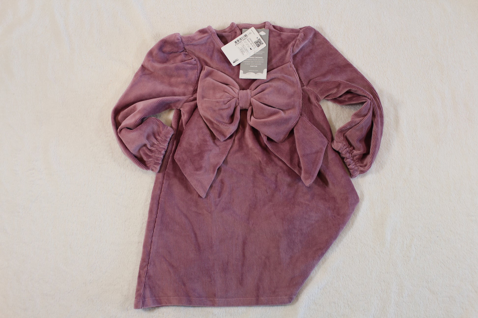 92/98 süßes Kleid in soft purple velvet fabric with long sleeves and a large decorative bow on the front, ideal for affordable secondhand children's clothing.