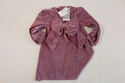 92/98 süßes Kleid in soft purple velvet fabric with long sleeves and a large decorative bow on the front, ideal for affordable secondhand children's clothing.