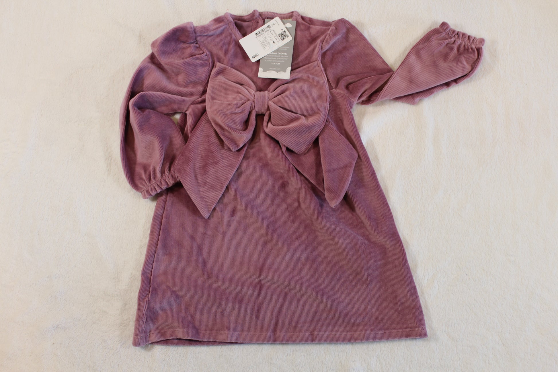 A soft velvet purple long-sleeve dress with a large front bow detail, labeled 92/98 süßes Kleid, suitable for children, combining charming style and cozy fabric.