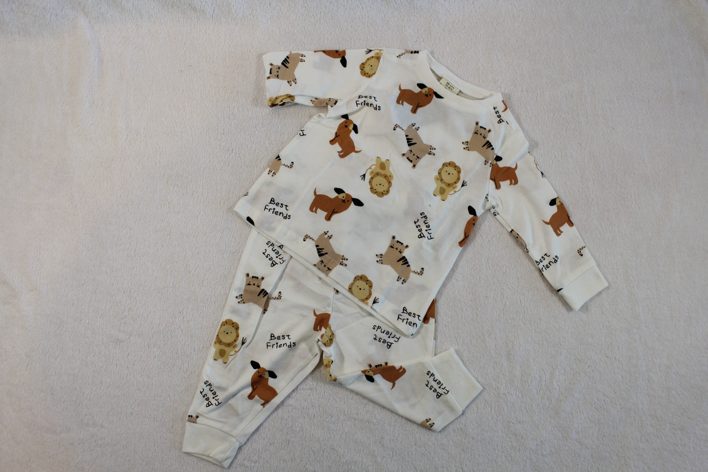 68/74 süßer Zweiteiler für Babys featuring a cozy long-sleeve top and pants with playful animal prints suitable for infants, comfortable and ideal for everyday wear.