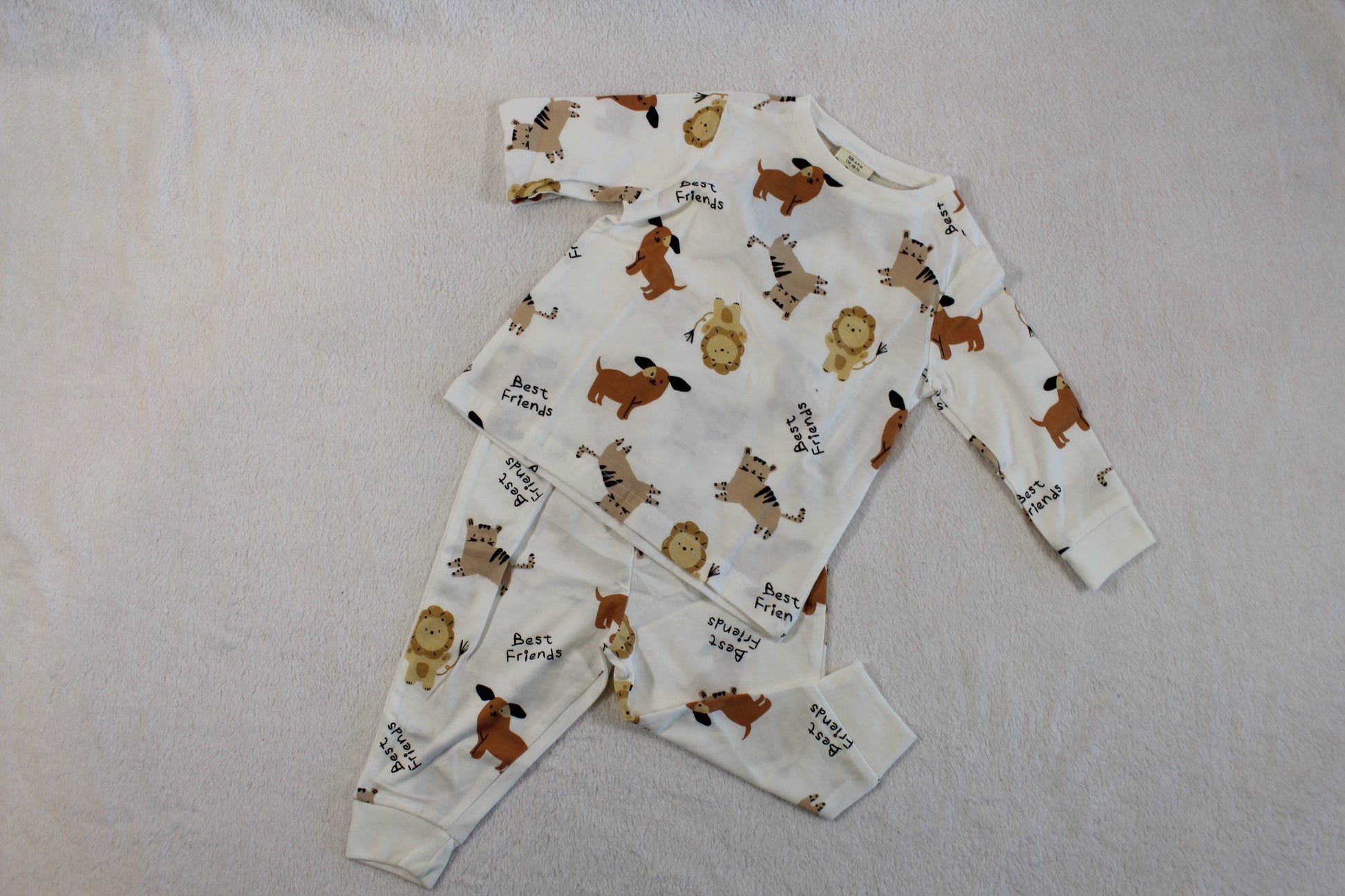 68/74 süßer Zweiteiler für Babys featuring a cozy long-sleeve top and pants with playful animal prints suitable for infants, comfortable and ideal for everyday wear.