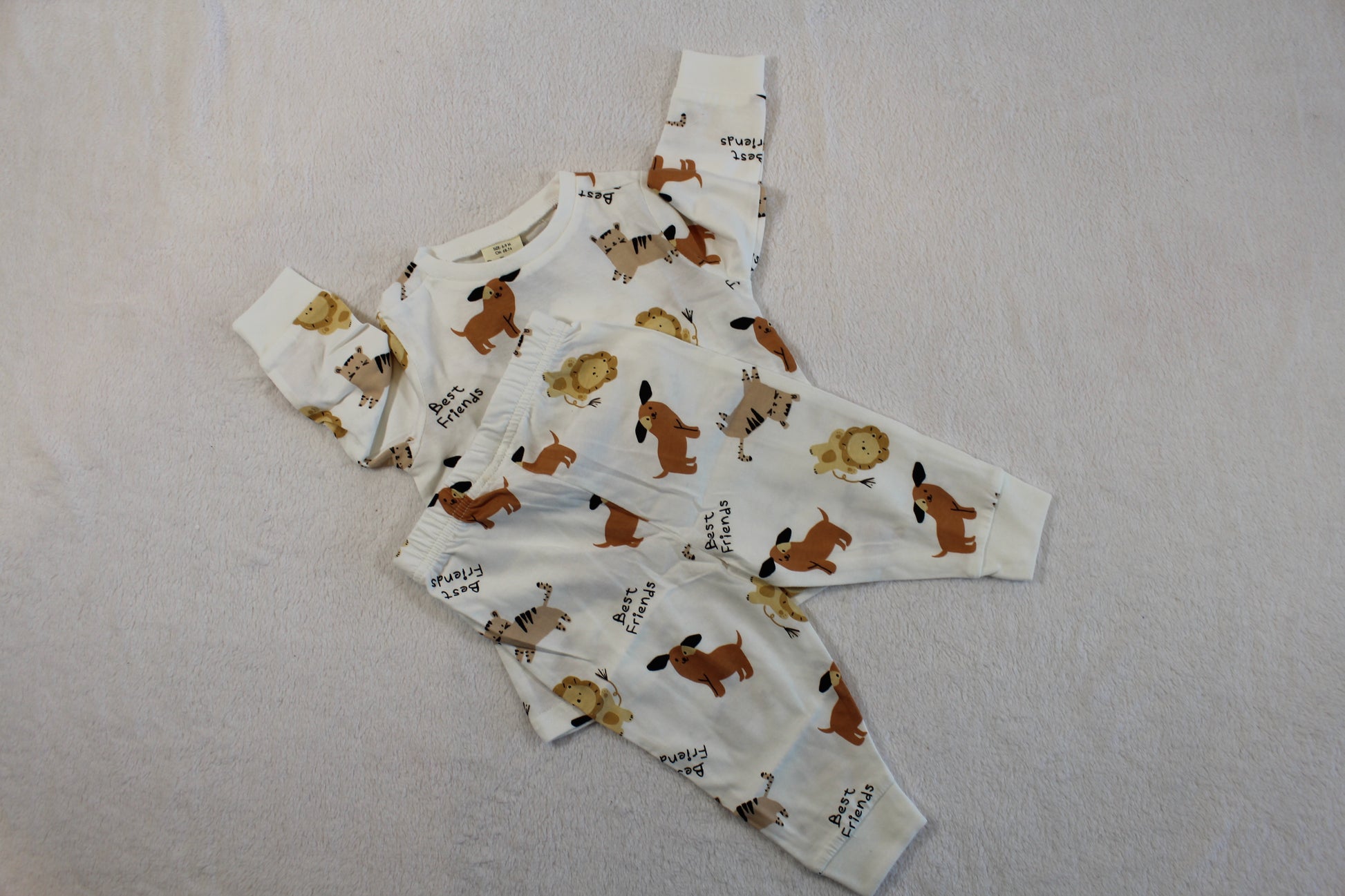68/74 süßer Zweiteiler für Babys featuring a soft long-sleeve top and pants set with playful animal prints including dogs and lions on a cream background.
