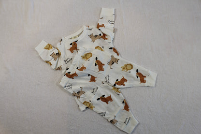 68/74 süßer Zweiteiler für Babys featuring a soft long-sleeve top and pants set with playful animal prints including dogs and lions on a cream background.