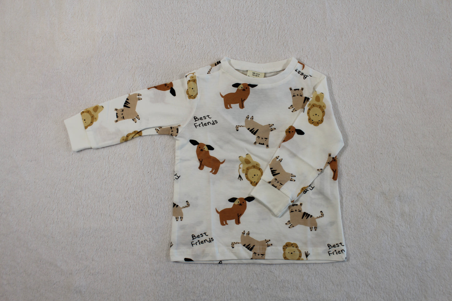 68/74 süßer Zweiteiler für Babys featuring a soft white long-sleeve top with playful animal prints including dogs, lions, and zebras with "Best friends" text.