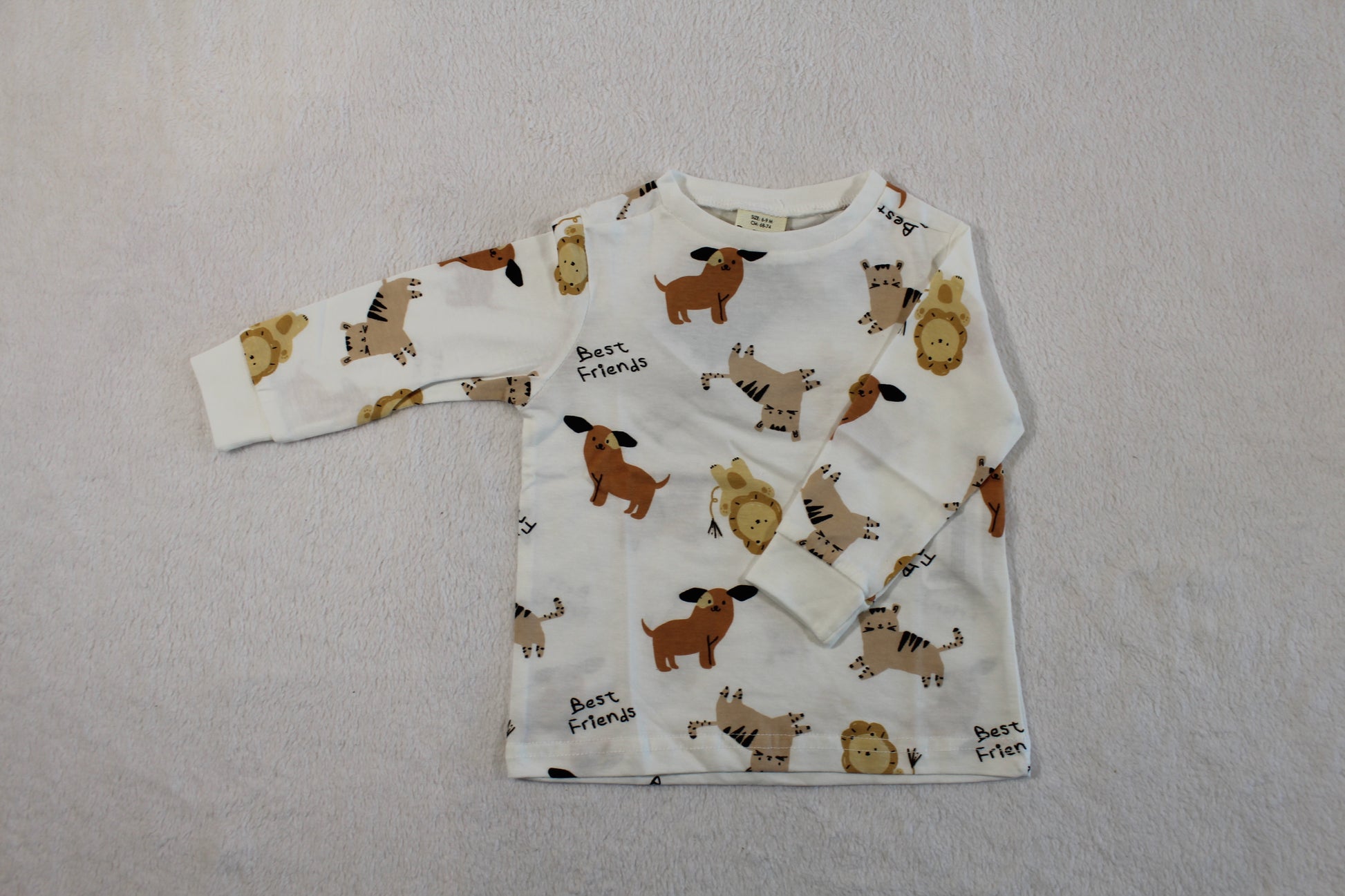 68/74 süßer Zweiteiler für Babys featuring a soft white long-sleeve top with playful animal prints including dogs, lions, and zebras with "Best friends" text.