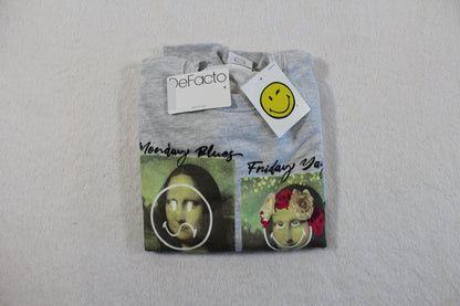 Folded grey pullover with artistic Mona Lisa prints and smiley face tags, featuring the "134/140 Monalisa Style Pullover" label.