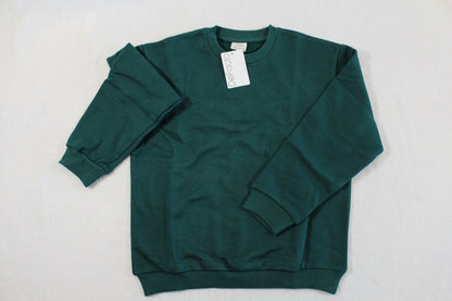Green long-sleeve crewneck sweatshirt laid flat with tag attached, showcasing the 134/140 Uni Jungs Pullover in a simple and clean style.