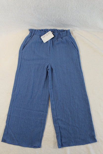 Blue casual wide-leg pants with textured fabric and an elastic waistband, featuring pockets and labeled with 122/128 Stylische Hose for a stylish secondhand option.
