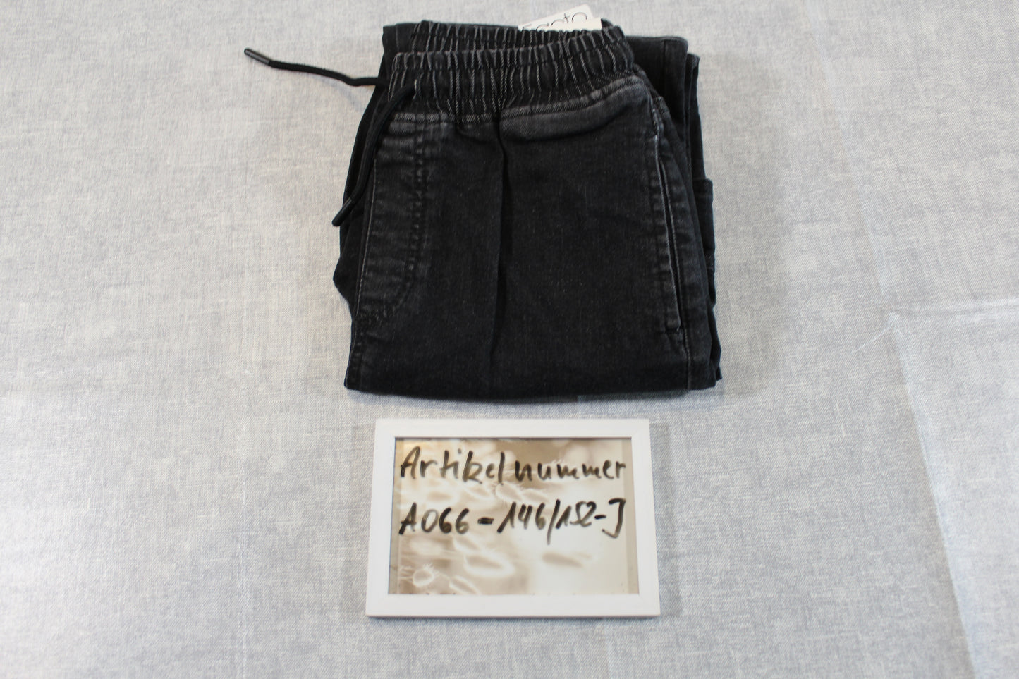 146/152 schwarze moderne Jeans Jungs