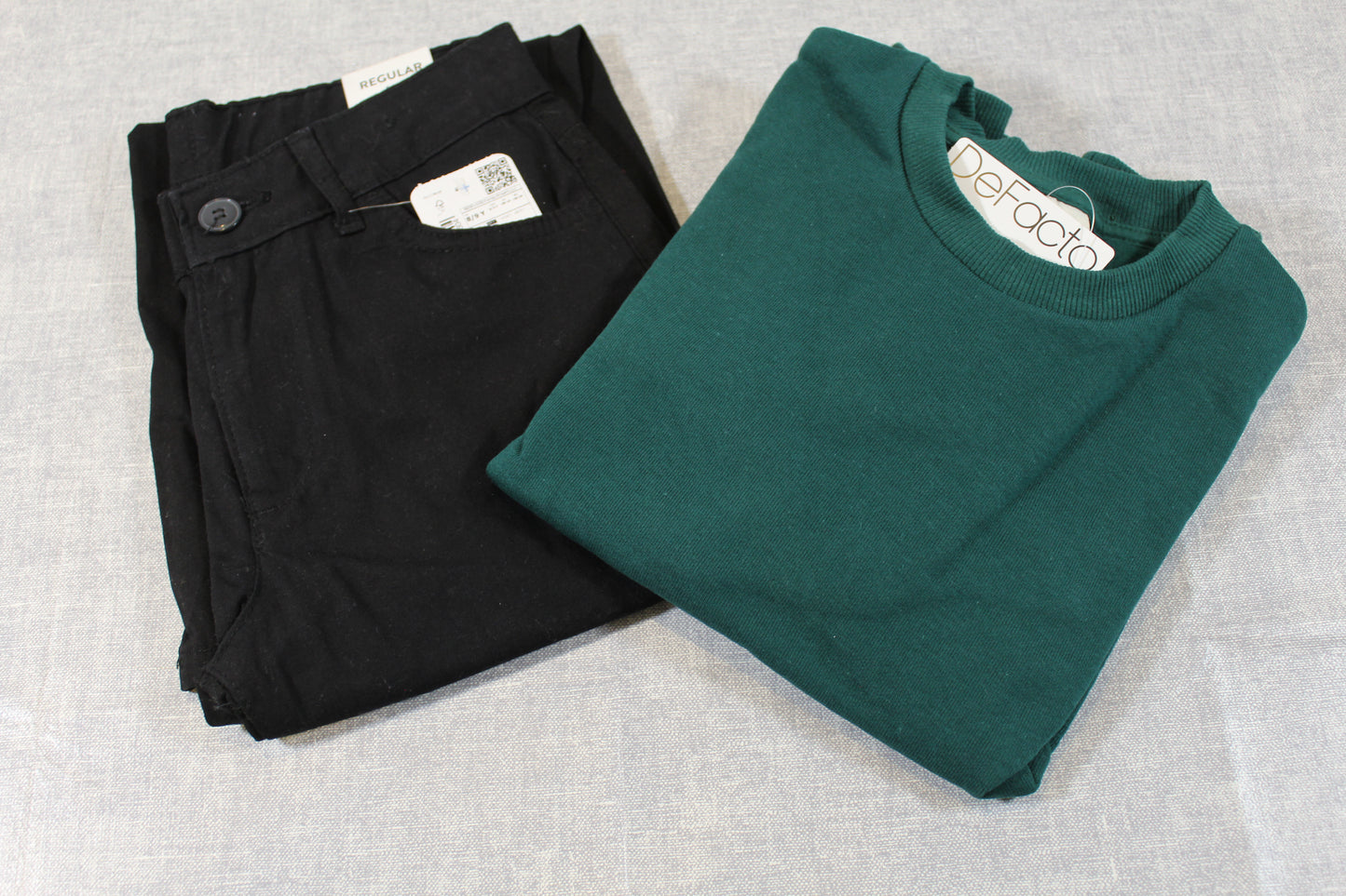 Bekleidungsset Grüner Pullover Schwarze Hose Jungs 128/134