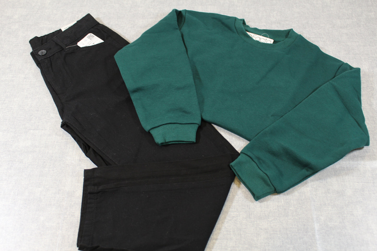 128/134 Bekleidungsset Grüner Pullover Schwarze Hose Jungs