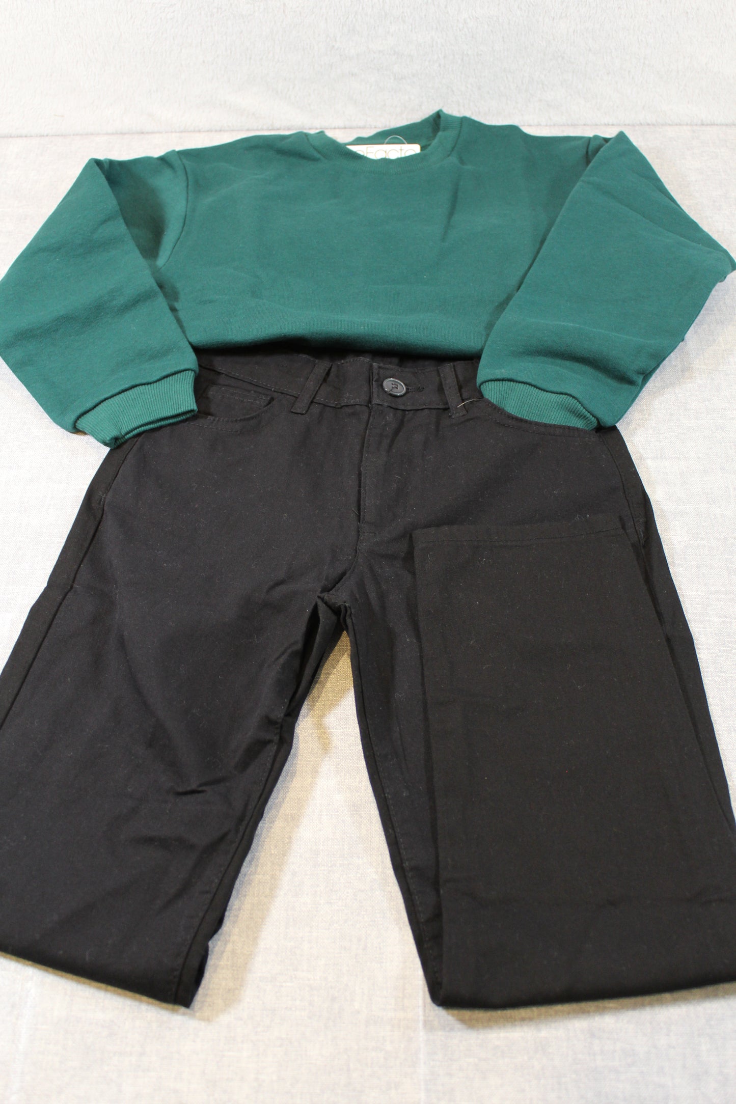 Bekleidungsset Grüner Pullover Schwarze Hose Jungs 128/134