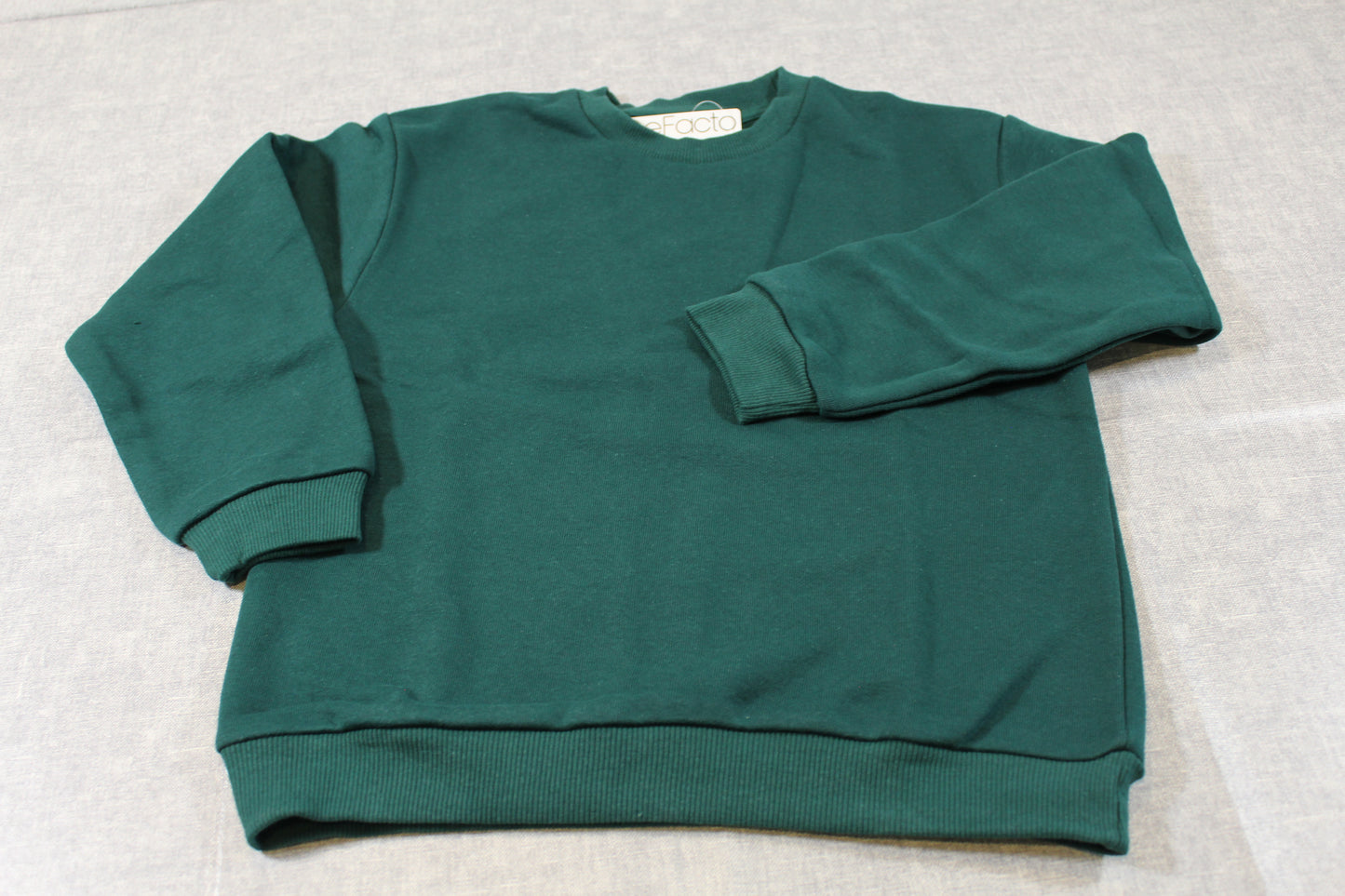 Bekleidungsset Grüner Pullover Schwarze Hose Jungs 128/134
