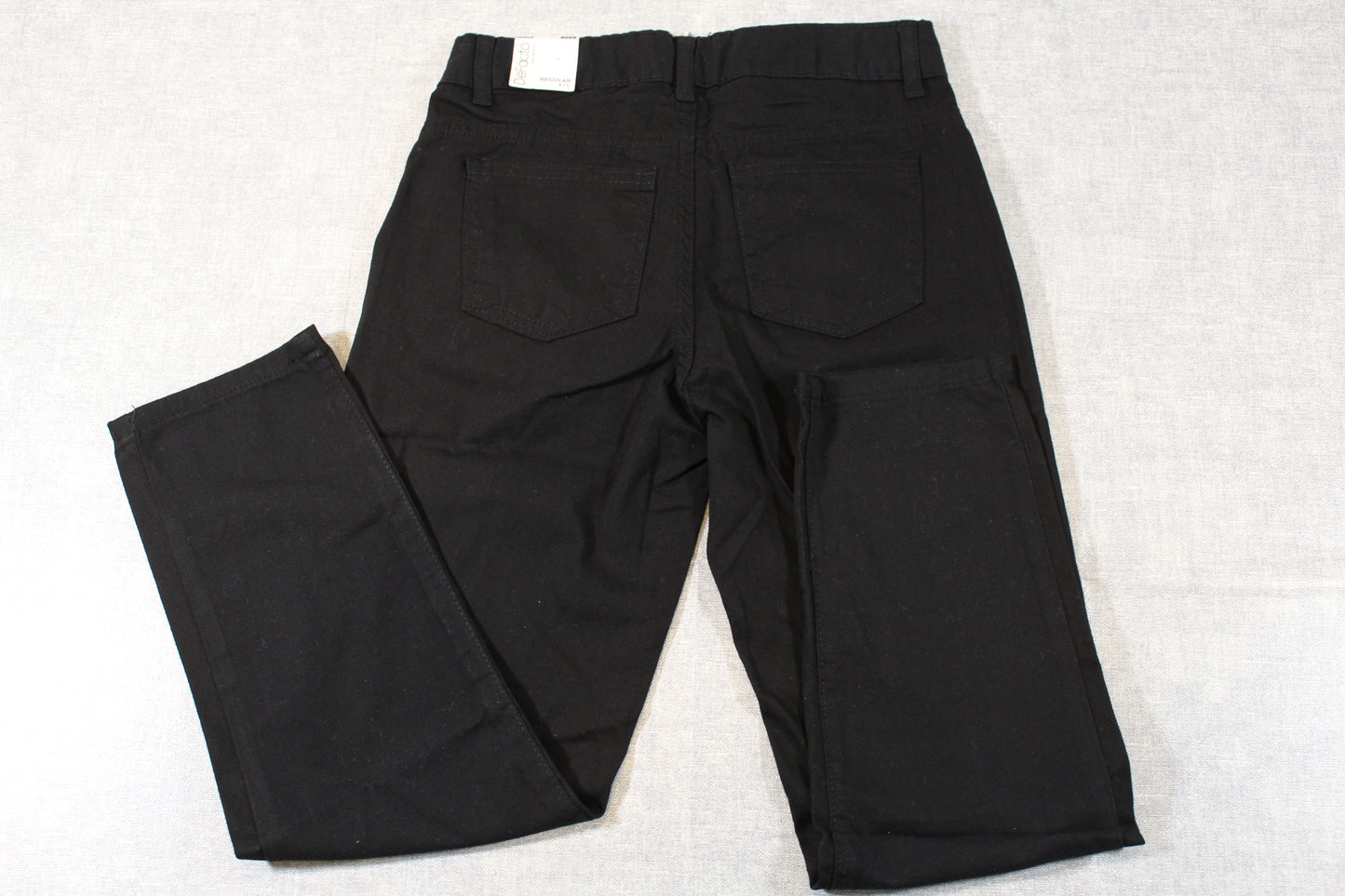 Bekleidungsset Grüner Pullover Schwarze Hose Jungs 128/134