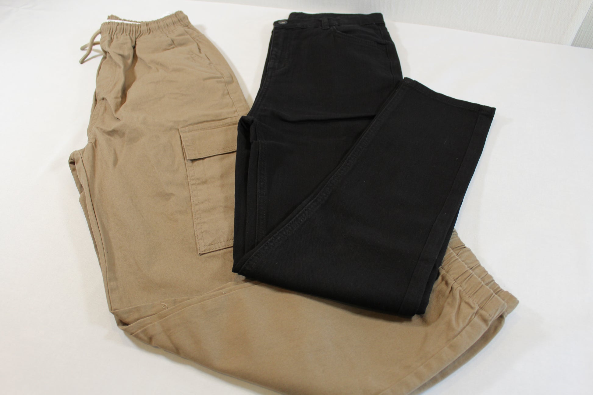 158/164 Set  Beige Hose schwarze Jeans Jungs