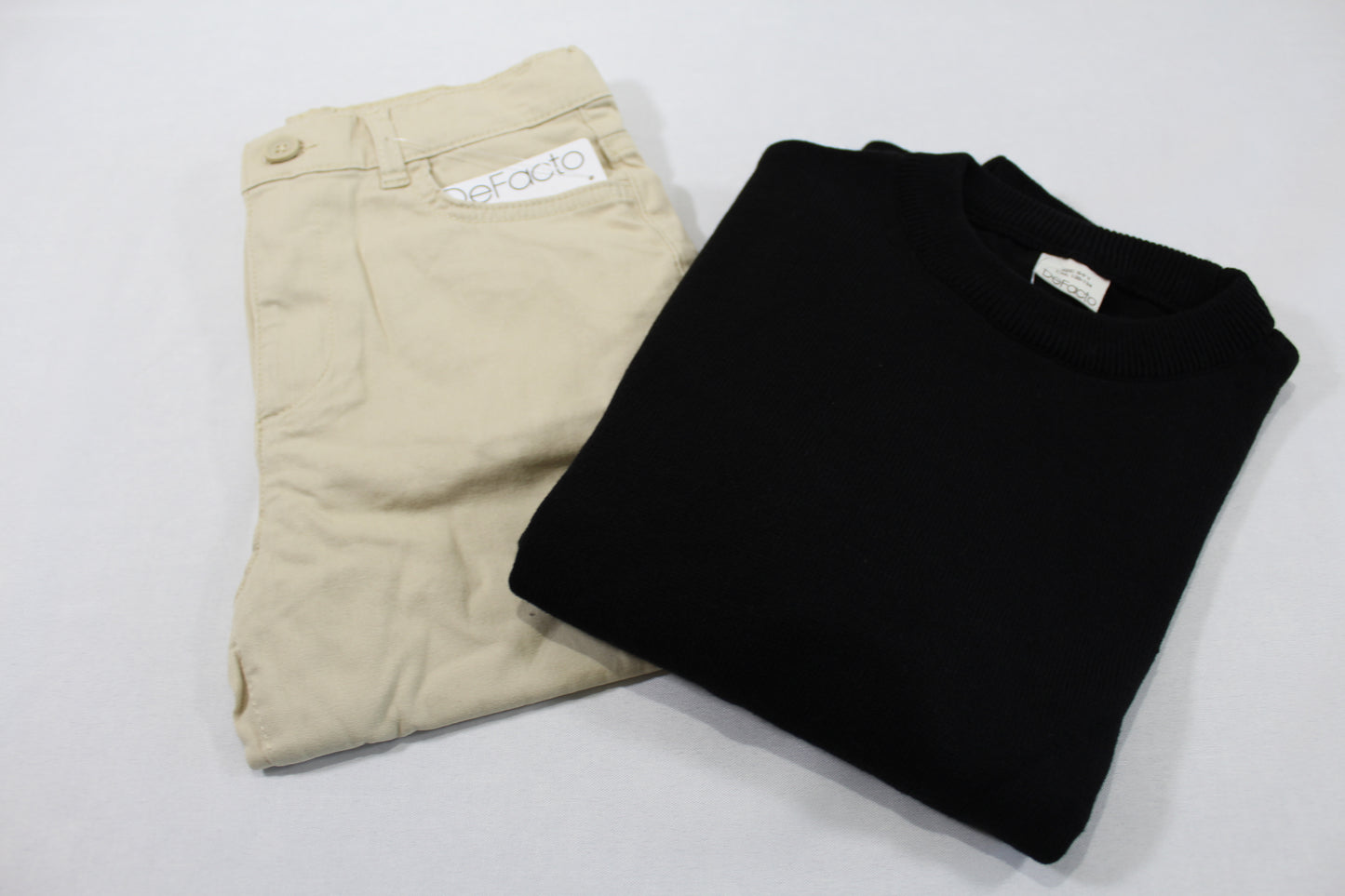 Set Beige leichte Hose Schwarzer Pullover Jungs 128/134