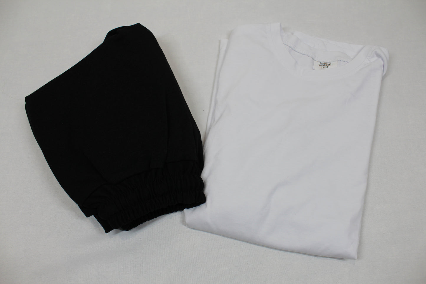 Leichter Zweiteiler Langarm Shirt weiß Schwarze Hose Mädchen 146/152