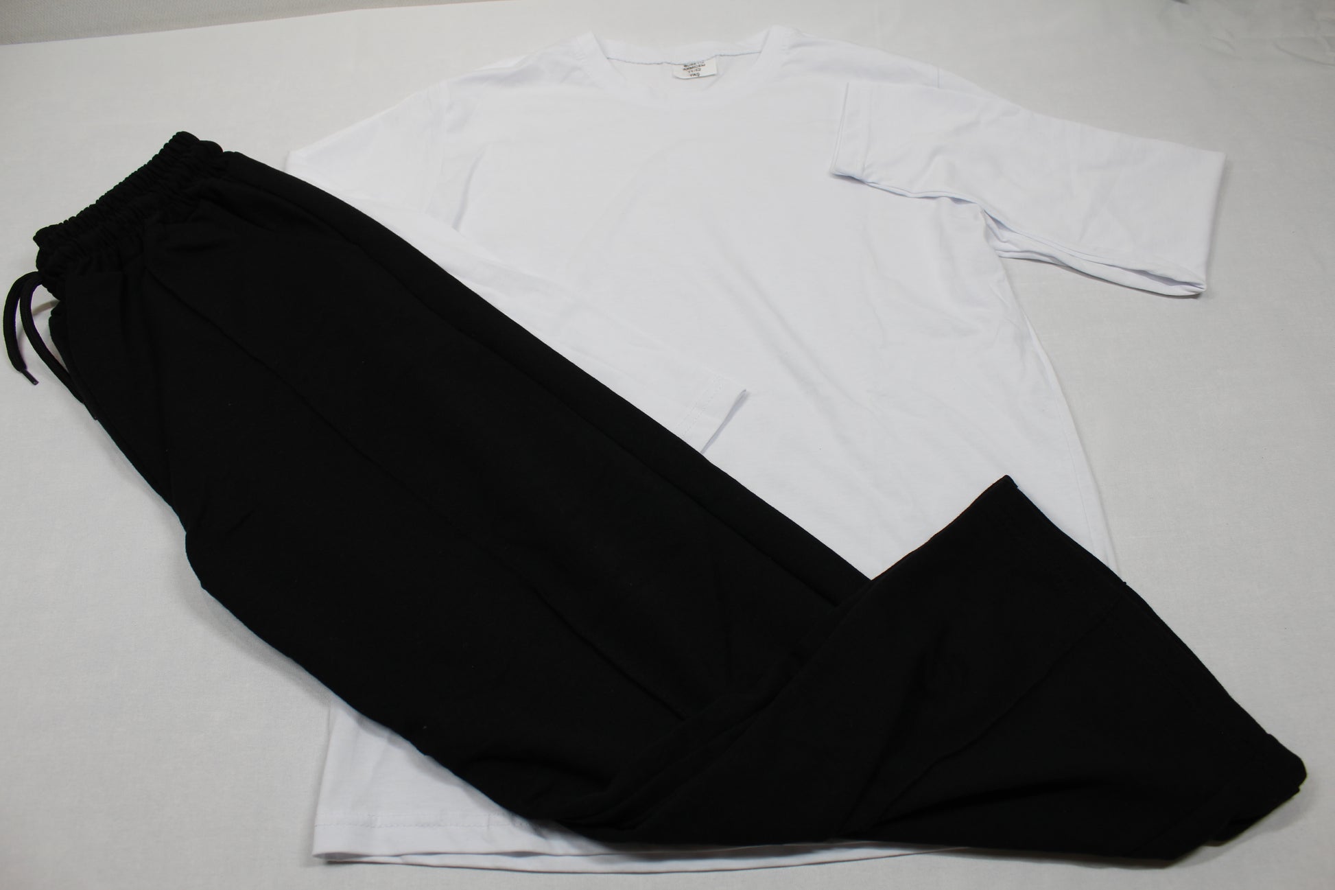 Leichter Zweiteiler Langarm Shirt weiß Schwarze Hose Mädchen 146/152
