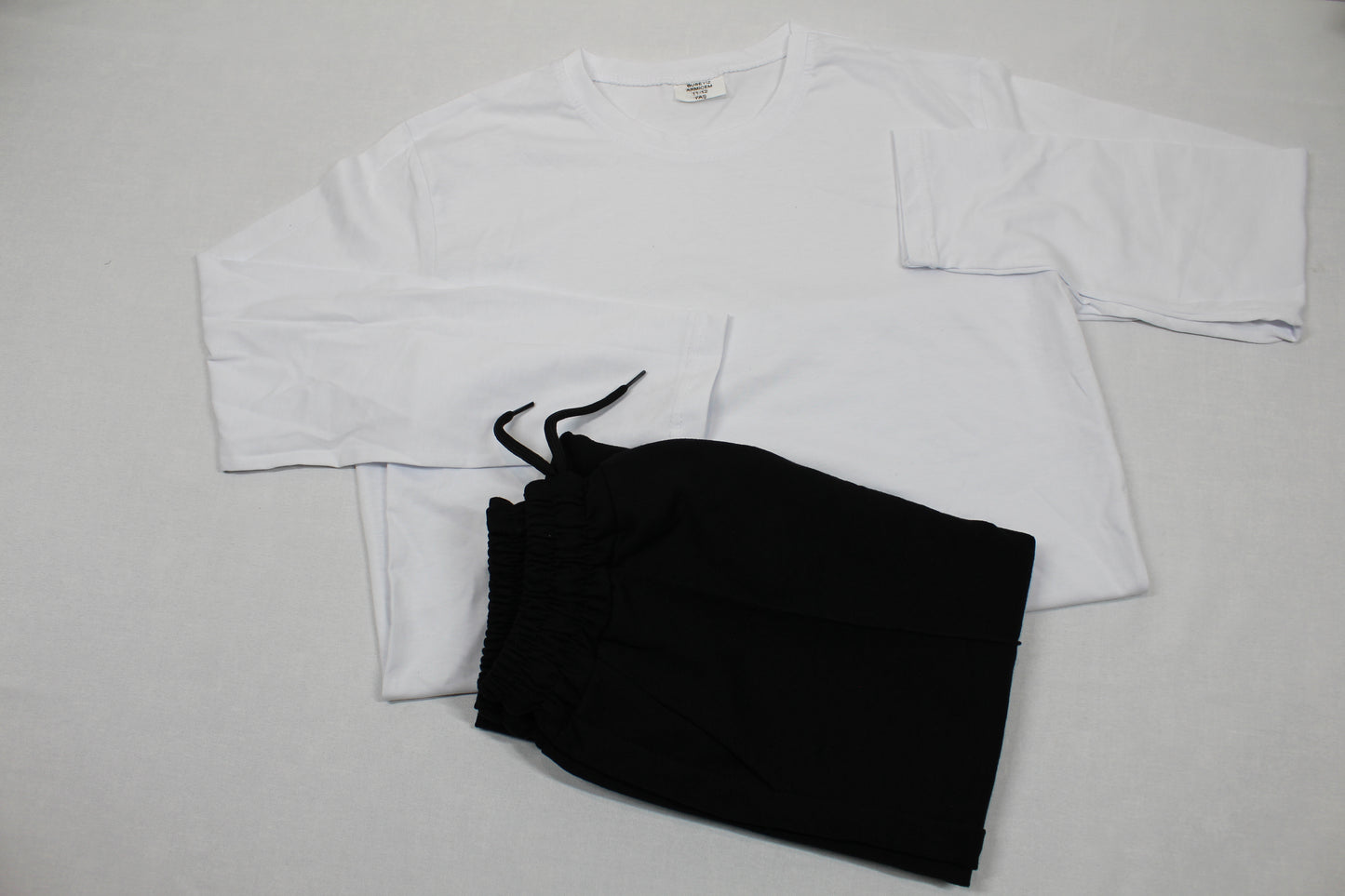 Leichter Zweiteiler Langarm Shirt weiß Schwarze Hose Mädchen 146/152
