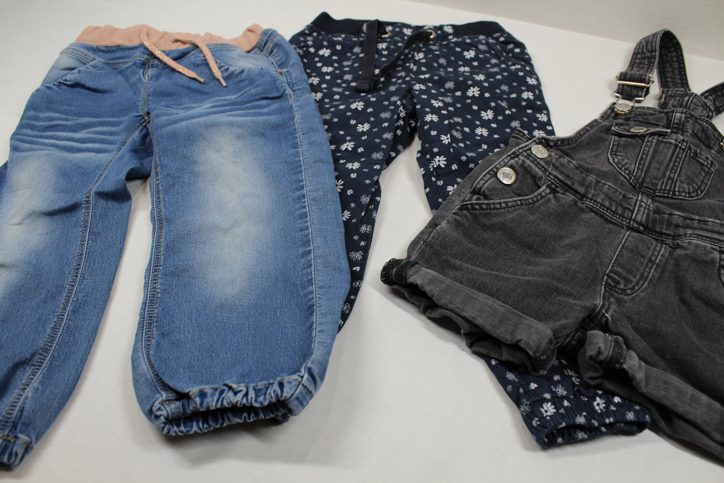 Set Drei Stylische Hosen Jeans kurz Stoff Mädchen 92/98