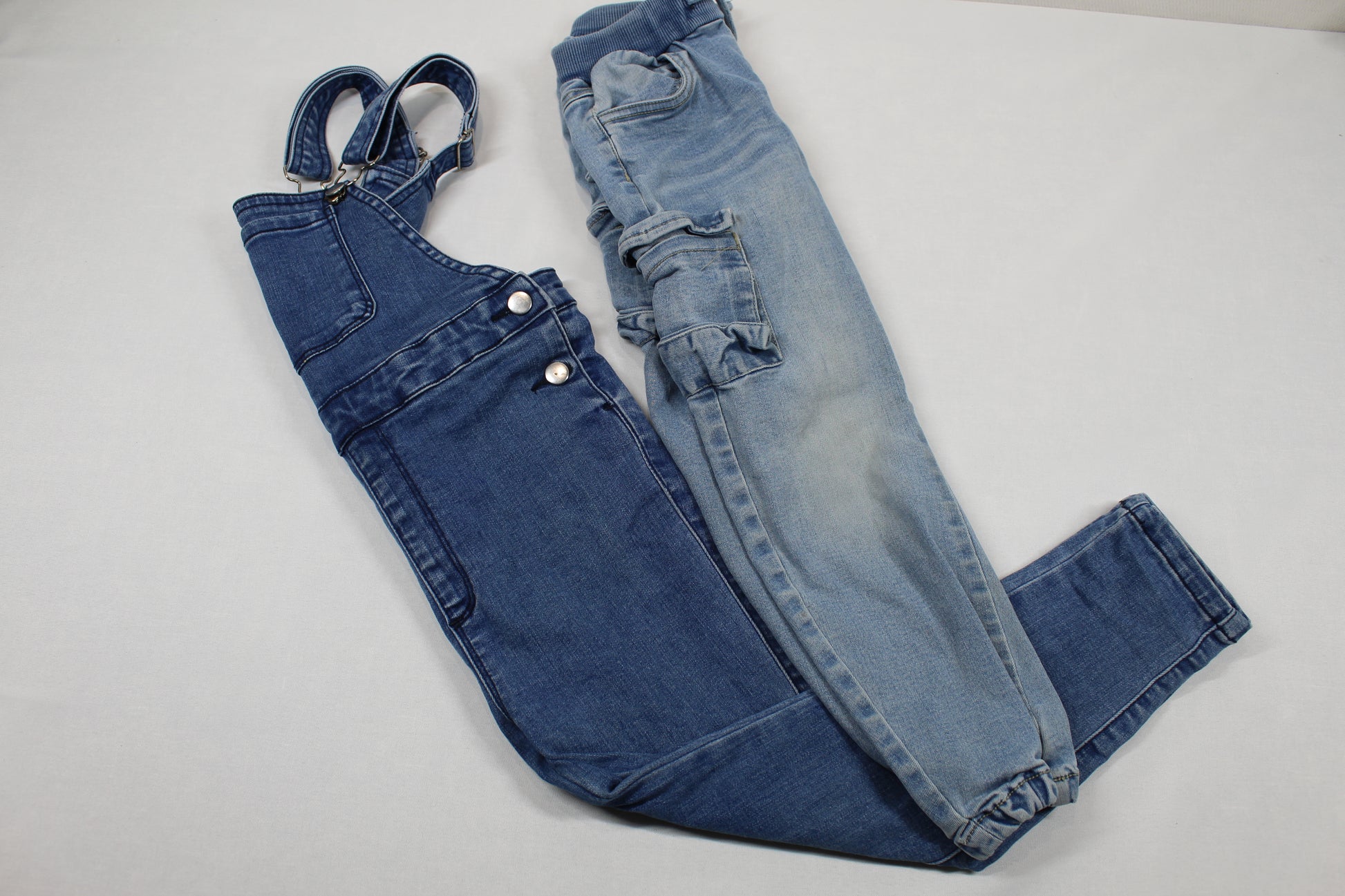 Set Blue Jeans Latzhose Seitentaschen Jeans Mädchen 104/110