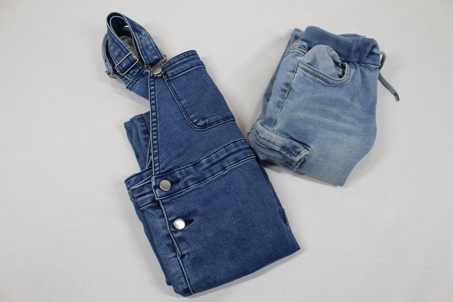 Set Blue Jeans Latzhose Seitentaschen Jeans Mädchen 104/110