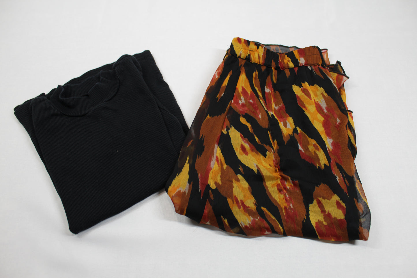 Set Bunter Leichter Rock Schwarzes T-Shirt Mädchen 146/152