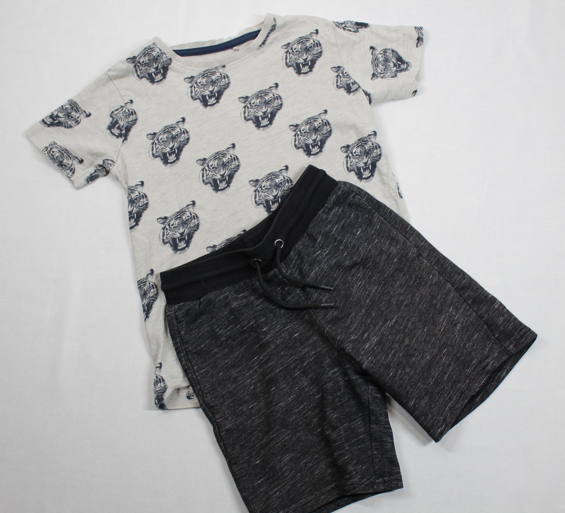 Set Kurze Hose Grau Schwarz T-Shirt Hellgrau Motiv Jungs 122/128