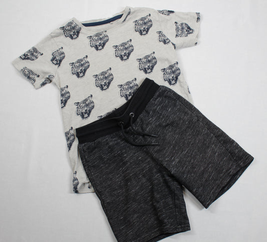 Set Kurze Hose Grau Schwarz T-Shirt Hellgrau Motiv Jungs 122/128