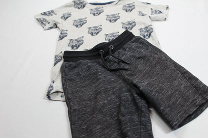 Set Kurze Hose Grau Schwarz T-Shirt Hellgrau Motiv Jungs 122/128