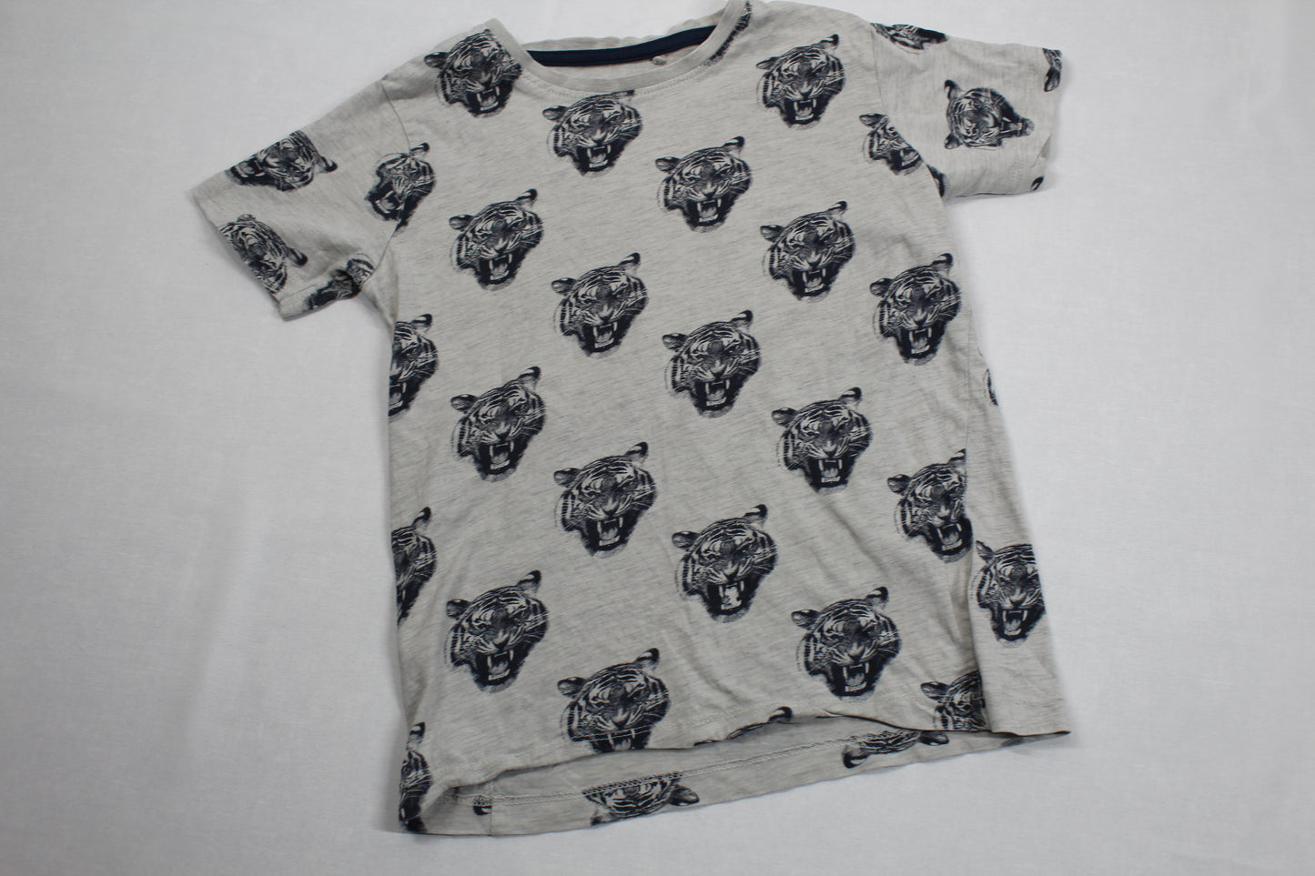 Set Kurze Hose Grau Schwarz T-Shirt Hellgrau Motiv Jungs 122/128